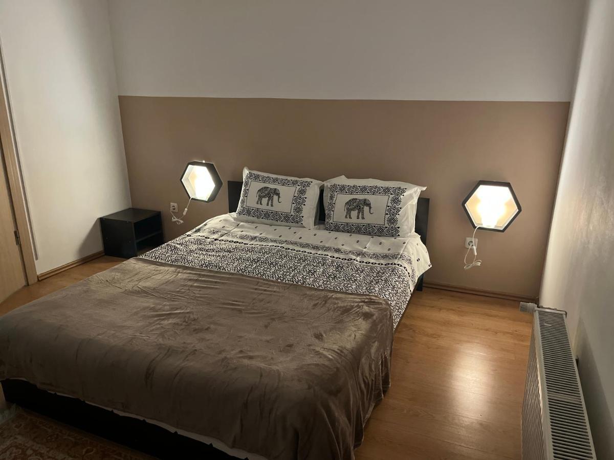 Anissia Apartament Apartment ซินายา ภายนอก รูปภาพ